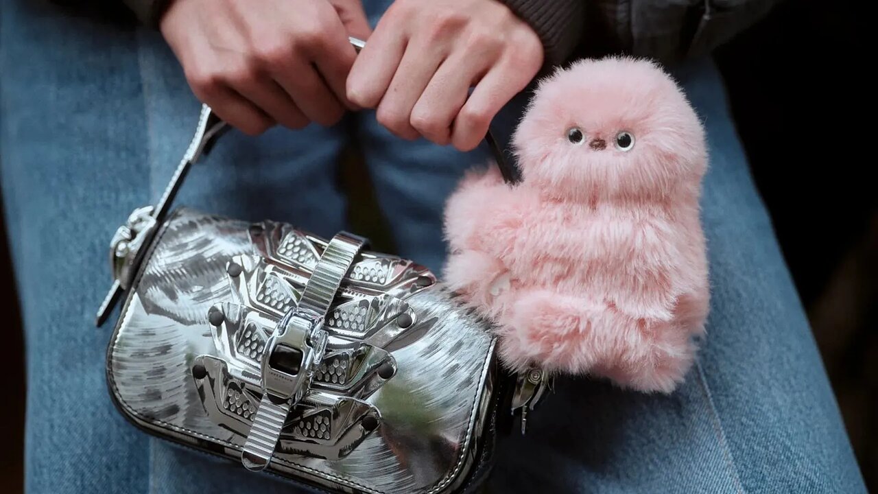 از ربات پشمالوی خجالتی تا قاب گوشی که مثل پوست انسان آفتابسوخته میشود/ عجیبترین فناوریهای سال ۲۰۲۵