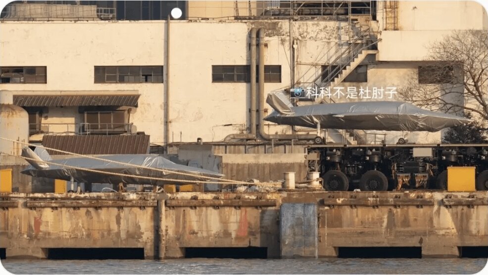 چین از بزرگترین ناو هواپیمابر جهان رونمایی کرد + تصاویر چین از بزرگترین ناو هواپیمابر جهان رونمایی کرد + تصاویر